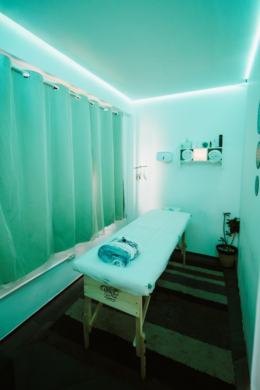 Sala com ambiente preparado para sessões de massoterapia - Sala 5